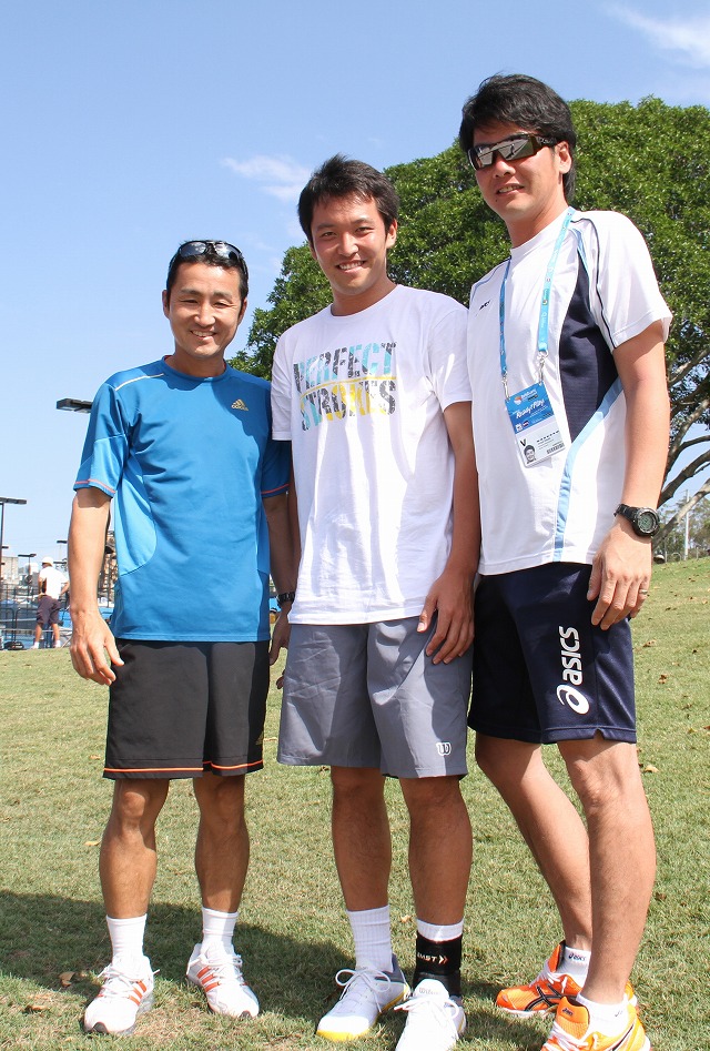 増田健太郎コーチ、伊藤竜馬、馬木トレーナー（テニス）