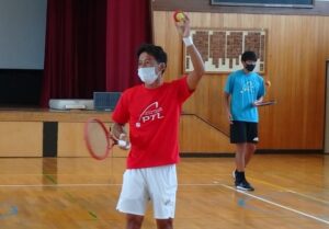 小学校へ訪問し、テニスの楽しさ、そして夢について語った江原プロと柚木プロ